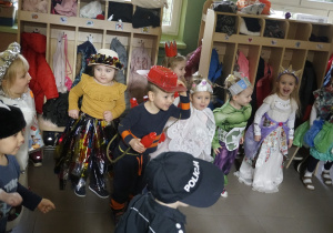 Dzieci tańczą w przebraniach karnawałowych